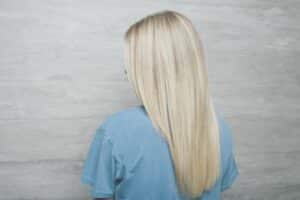 Woman with straight platnium blonde hair