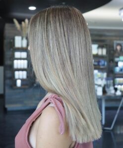 Woman with a blended blonde balayage and teasylight