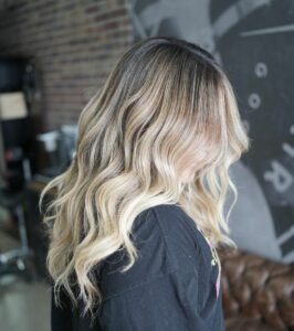 Woman with blonde teasylights and a balayage