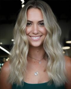 Woman with a low-maintence blonde look