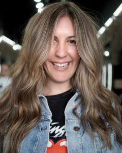 Woman with a brunette teasylight balayage combination look