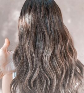 Woman with brunette hair and a low-maintenance balayage