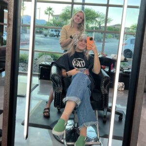 The Hair Standard Las Vegas Autumn Tippetts selfie in station mirror